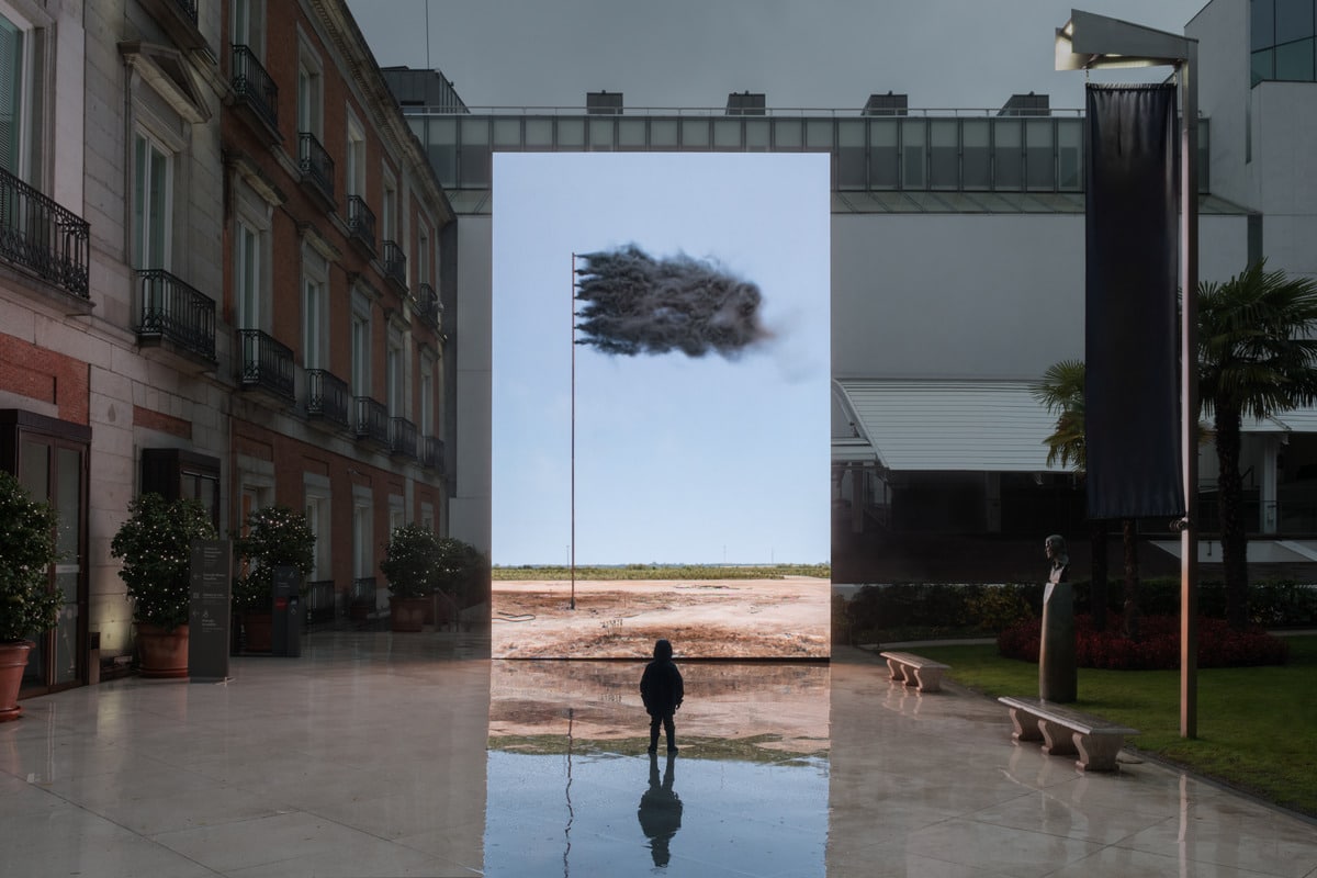 'Western Flag (Spindletop, Texas) 2017', obra de John Gerrard instalada en el patio del Thyssen en 2019 y perteneciente a la colección de TBA21.