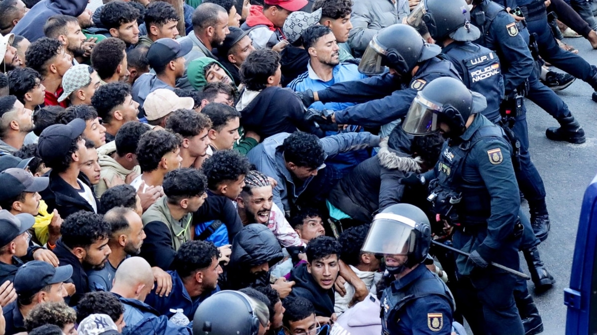 Ceuta inicia el traslado de migrantes de las playas de Benítez y Trampolín al puerto