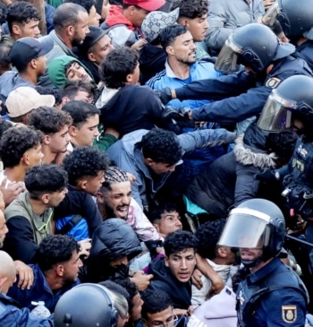 Policías denuncian que solo 70 agentes trasladan a los miles de migrantes [...]