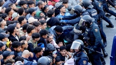 Policías denuncian que solo 70 agentes trasladan a los miles de migrantes al puerto de Ceuta: "El Gobierno juega con las cifras"