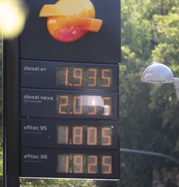 La hipoteca y llenar el depósito del coche se comen al mes [...]
