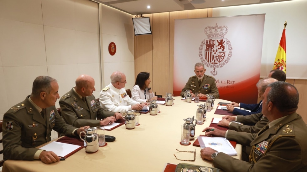 La Casa Real difunde una imagen de la reunión con Margarita Robles y la cúpula de Defensa sobre Ceuta