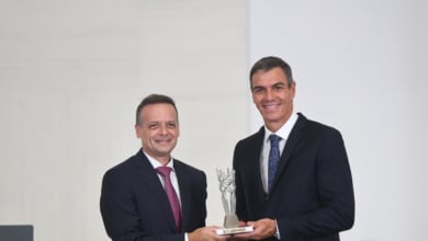 Haris Doukas, el alcalde de Atenas que premia a Pedro Sánchez por su "valiente postura" en "tiempos difíciles para la democracia"