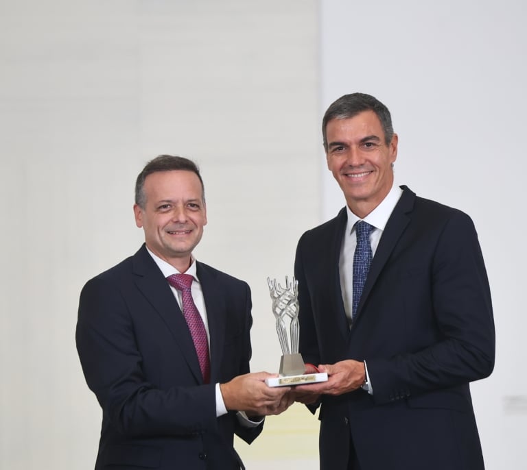Haris Doukas, el alcalde de Atenas que premia a Pedro Sánchez por su "valiente postura" en "tiempos difíciles para la democracia"