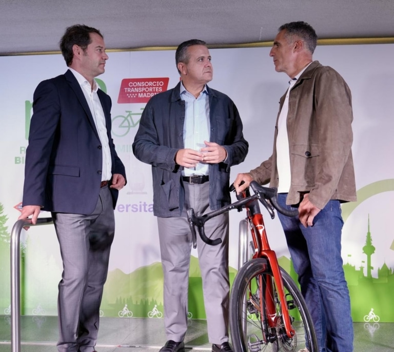 La Comunidad de Madrid y Miguel Induráin se alían para promover el uso conjunto de la bicicleta y el Metro