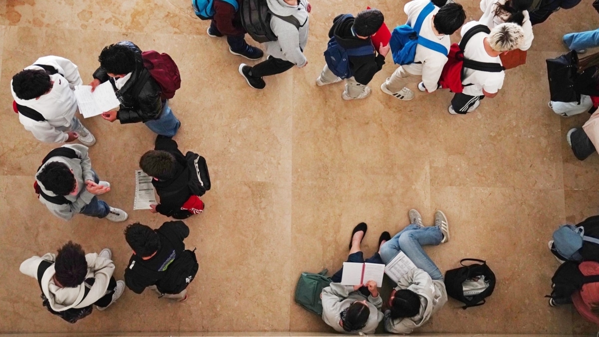 (Foto de ARCHIVO) Alumnos durante el primer día de selectividad en Galicia, a 3 de junio de 2025, en Santiago de Compostela, A Coruña, Galicia (España). Un total de 12.946 estudiantes gallegos están matriculados para participar, entre este martes y este jueves, 3, 4 y 5 de junio, en la convocatoria ordinaria de la Prueba de Acceso a la Universidad (PAU), según el nuevo nombre que se le ha dado a la tradicionalmente conocida como 'selectividad'. La convocatoria de este año contiene grandes novedades, después de que la del 2024 pusiese fin a unos modelos de examen instaurados con la covid-19 que permitían una mayor optatividad al responder las preguntas. Álvaro Ballesteros / Europa Press 03/6/2025