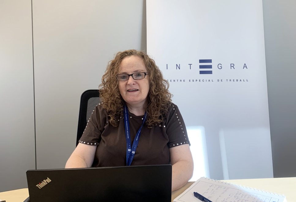 Araceli Pratdesaba, administrativa en las oficinas de Integra CEE en Barcelona.
