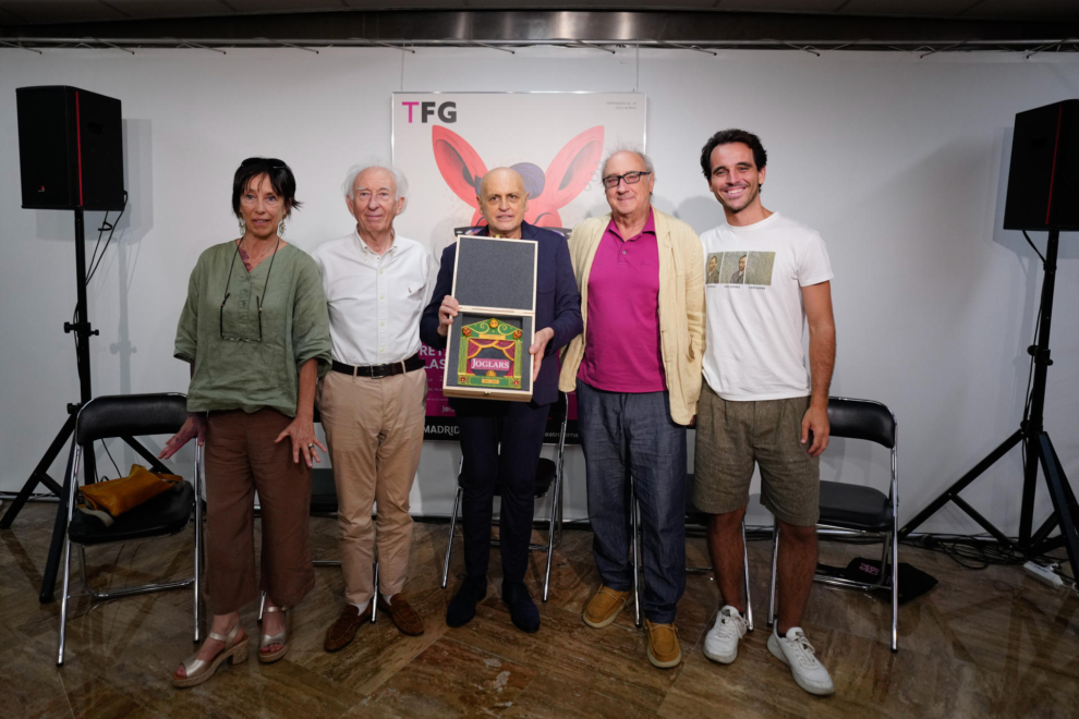 El director artístico del Fernán Gómez, Juan Carlos Pérez de la Fuente (en el centro), rodeado de Dolors Tuneu, Albert Boadella, Ramon Fontserè y Bruno López-Linares, este jueves durante la presentación de 'El retablo de las maravillas' de Els Joglars.