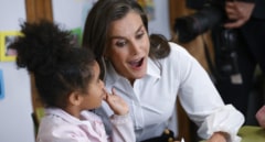 La reina vuelve a su cole para abrir el curso escolar: las mejores imágenes de la visita de doña Letizia al colegio La Gesta de Oviedo