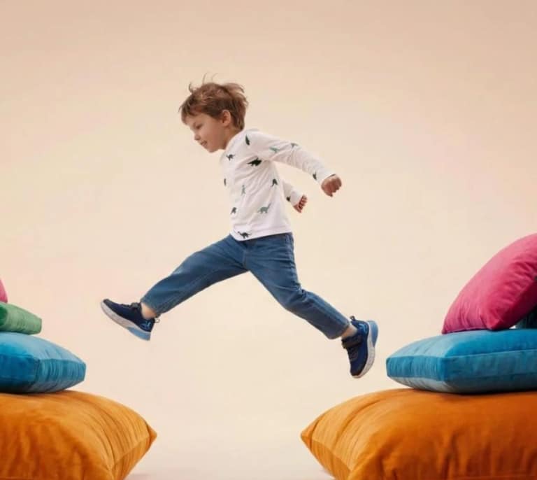 Colas en Lidl para conseguir las zapatillas deportivas con luces por menos de 8€ que todos los niños quieren llevar al cole