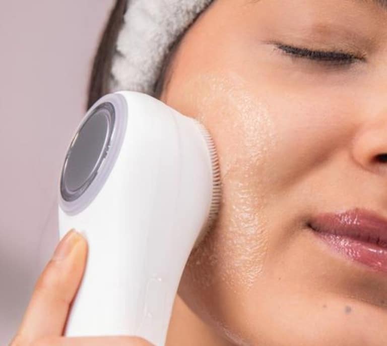 El 'glow-up' que te pide tu rutina de skincare: este dispositivo limpia en profundidad y estimula la piel con microcorrientes 