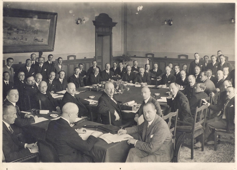 Mesa de negociación de los tratados de Locarno entre Francia, Alemania, Bélgica, Gran Bretaña e Italia en octubre de 1925.