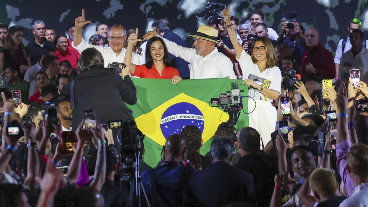 El presidente de Brasil, Lula da Silva, saluda a sus seguidores tras ser nominado como candidato a la reelección por el PT.