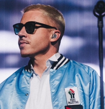 Macklemore saborea su victoria y dona un millón a Palestina mientras a [...]