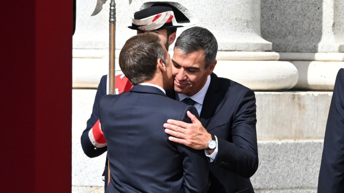 El Presidente de la República Francesa, Emmanuel Macron, saluda al presidente del Gobierno, Pedro Sánchez, este martes en la Plaza de la Armería.