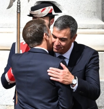 Tres cuartos de hora de retraso y un beso a Sánchez: las [...]