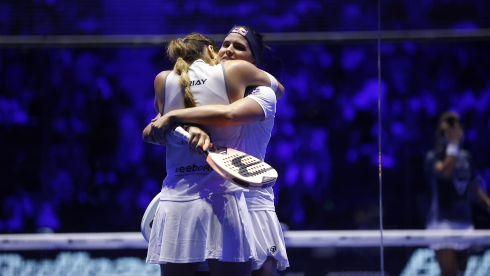 Gemma Triay y Delfi Brea se abrazan sobre la pista.