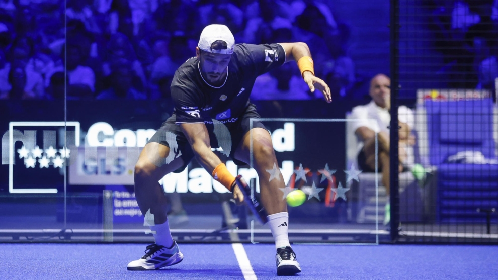 Ale Galán devuelve una bola durante la final masculina del Madrid Premier Padel.