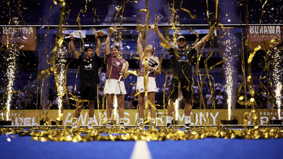 Fede Chingotto, Delfi Brea, Gemma Triay y Ale Galán celebran durante la entrega de trofeos del Comunidad de Madrid Premier Padel P1.