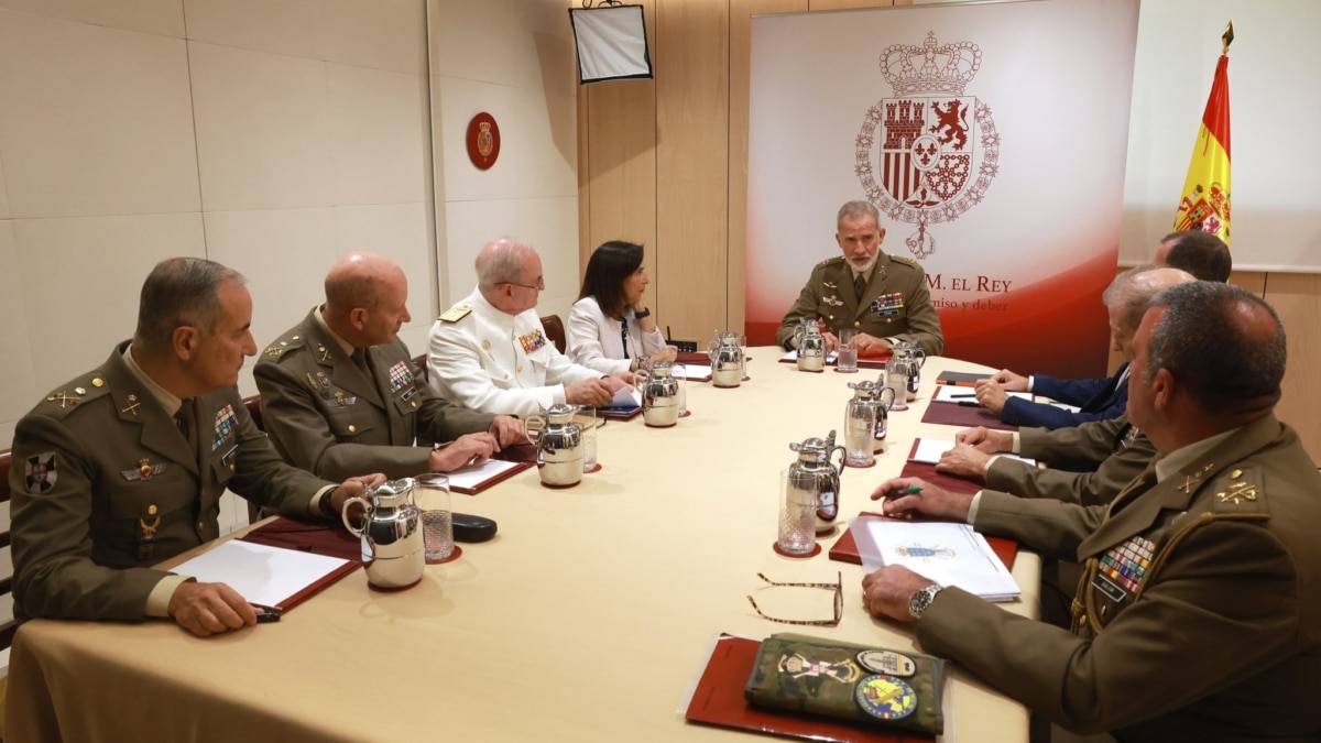 Su Majestad el Rey durante la reunión con la ministra de Defensa, el jefe de Estado Mayor de la Defensa, el jefe del Mando de Operaciones, el jefe del Mando Operativo Terrestre y el comandante general de Ceuta