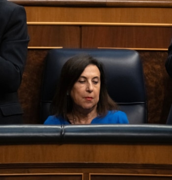 Margarita Robles no aplaude