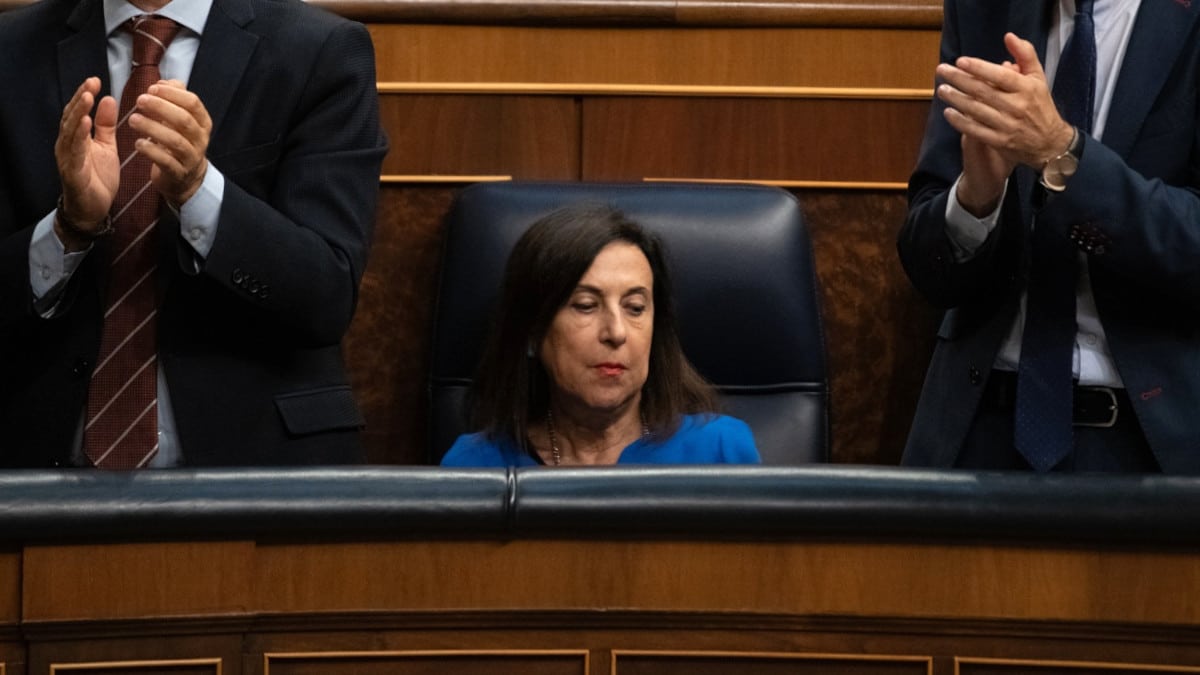 El ministro de la Presidencia, Justicia y Relaciones con las Cortes, Félix Bolaños (i), y el ministro de Hacienda, Arcadi España (d), aplauden mientras la ministra de Defensa, Margarita Robles, permanece sentada durante una sesión plenaria en el Congreso de los Diputados, a 3 de septiembre de 2026, en Madrid (España). Sánchez comparece este jueves ante el Pleno del Congreso para informar sobre la gestión del Ejecutivo en relación con los hechos ocurridos en Ceuta desde el pasado 30 de julio y sobre la situación que atraviesa la ciudad autónoma.
