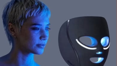 Luz roja para la piel, azul para el acné y frío para la mirada: ¿por qué deberías usar esta máscara LED?