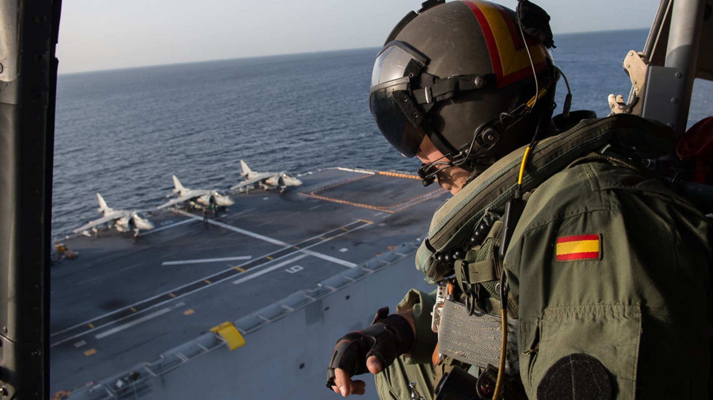 Un militar español durante el ejercicio 'Noble Mariner' de la OTAN.