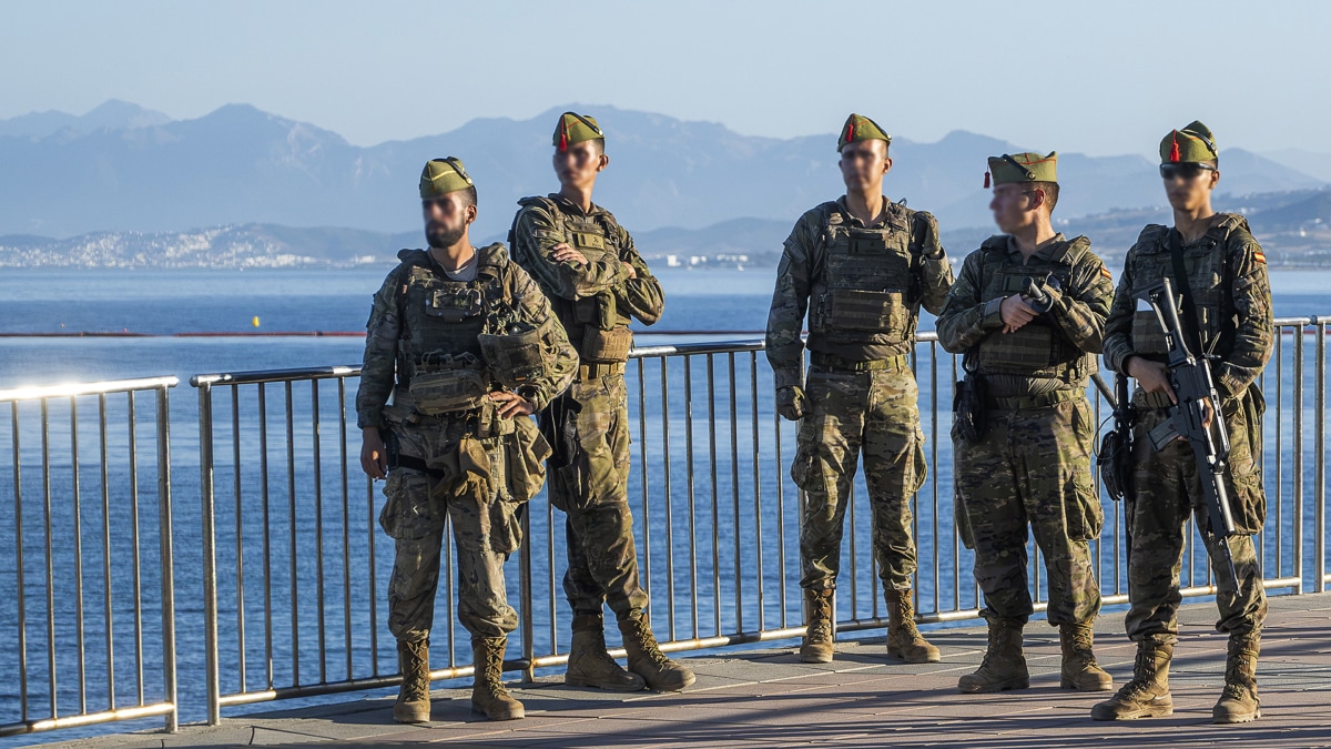 Militares patrullan las calles de Ceuta.
