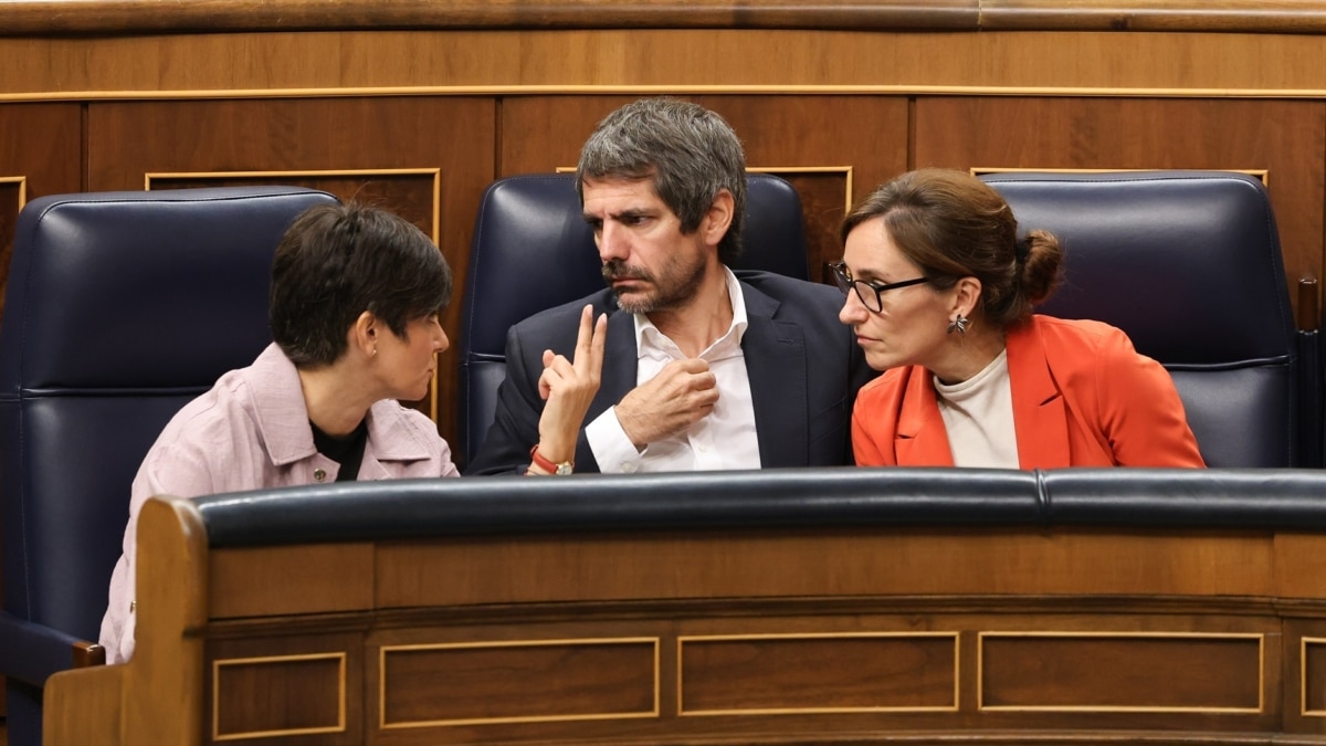 La ministra de Vivienda, Isabel Rodríguez, y los ministros de Sumar, Ernest Urtasun, de Cultura, y Mónica García, de Sanidad, en la sesión de control de este miércoles