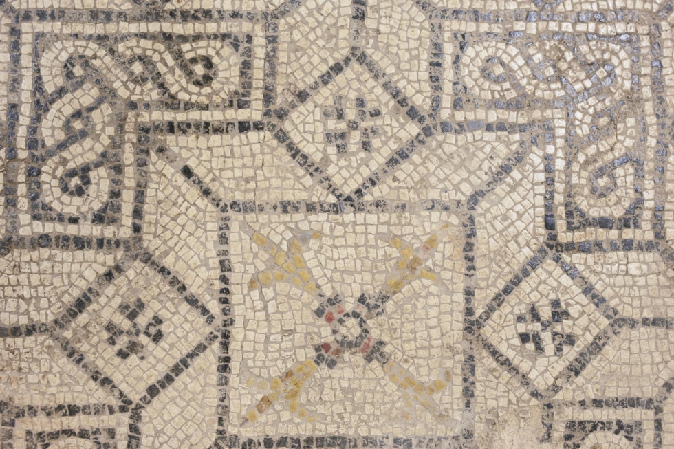 Con veinte mosaicos hallados en los últimos 25 años, de los que se conservan 400 metros cuadrados, Écija es una de las urbes con más mosaicos del antiguo Imperio romano.