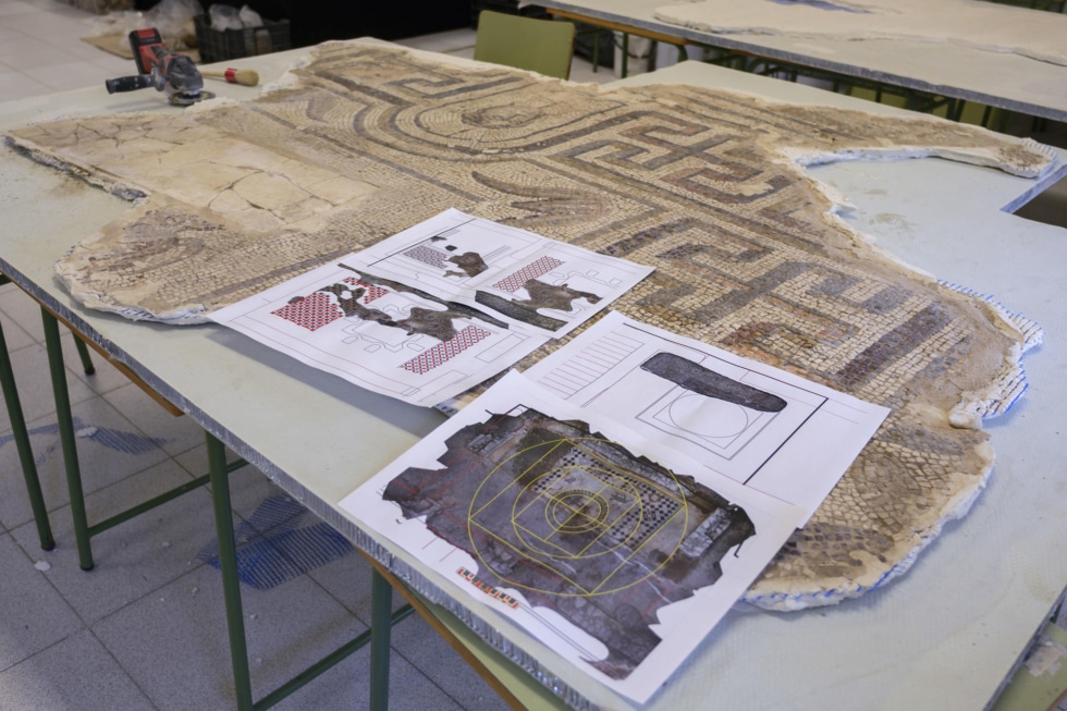 El mosaico ha sido hallado en el sótano del propio ayuntamiento de Écija.