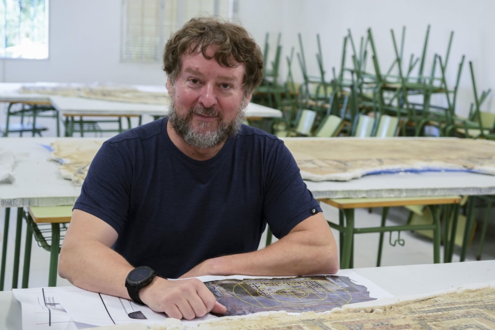 El arqueólogo municipal de Écija, Sergio García-Dils, ha dirigido los trabajos de recuperación del nuevo mosaico.