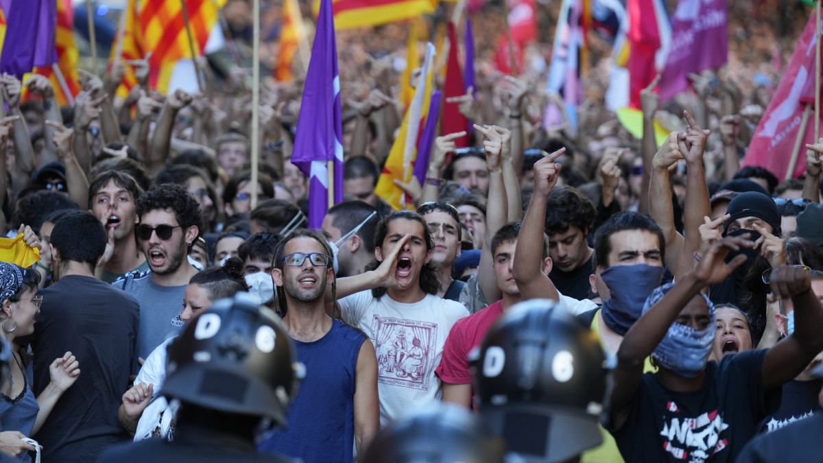 Varias personas se manifiestan durante una ofrenda floral, en el Fossar de les Moreres a 10 de septiembre de 2026.