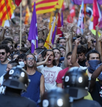 Los Mossos cargan contra la protesta antifascista para impedir que acceda al [...]
