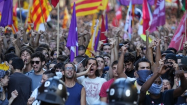 Los Mossos cargan contra la protesta antifascista para impedir que acceda al Fossar de les Moreres