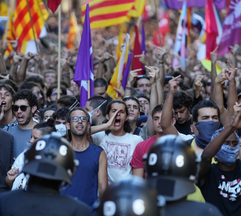 Los Mossos cargan contra la protesta antifascista para impedir que acceda al Fossar de les Moreres