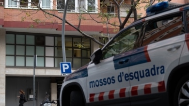 Un herido crítico al saltar desde un cuarto piso tras apuñalar a tres personas en Barcelona