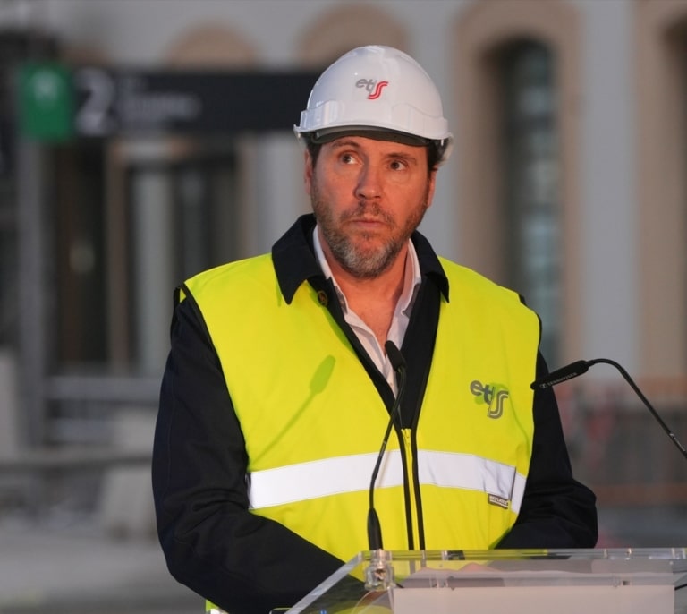 Breve elogio del tren inmóvil del ministro en perpetuo movimiento
