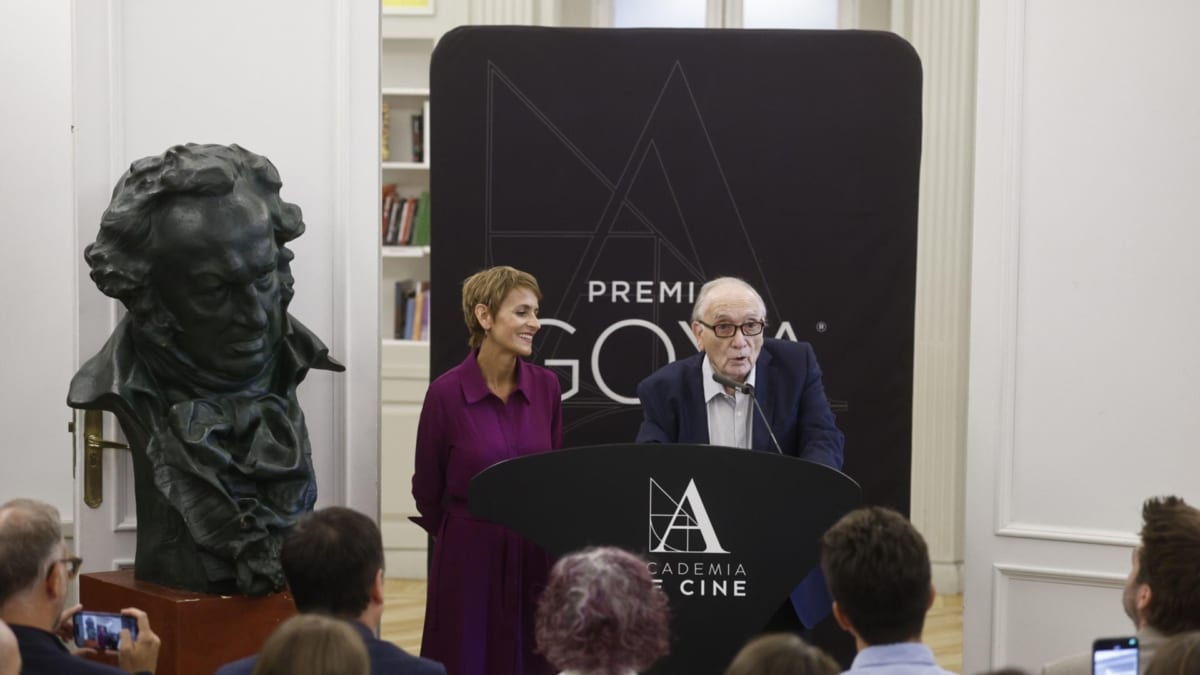 El presidente de la Academia de Cine, Fernando Méndez-Leite, acompañado de la presidenta de Navarra María Chivite