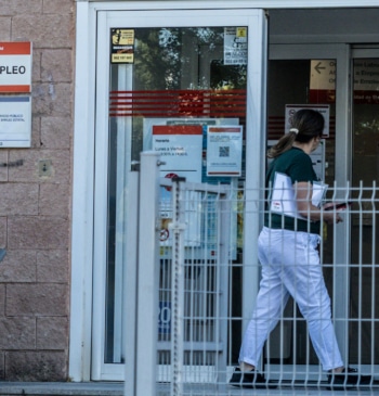 España destruye 163.000 empleos en agosto y el paro crece en 44.419 [...]