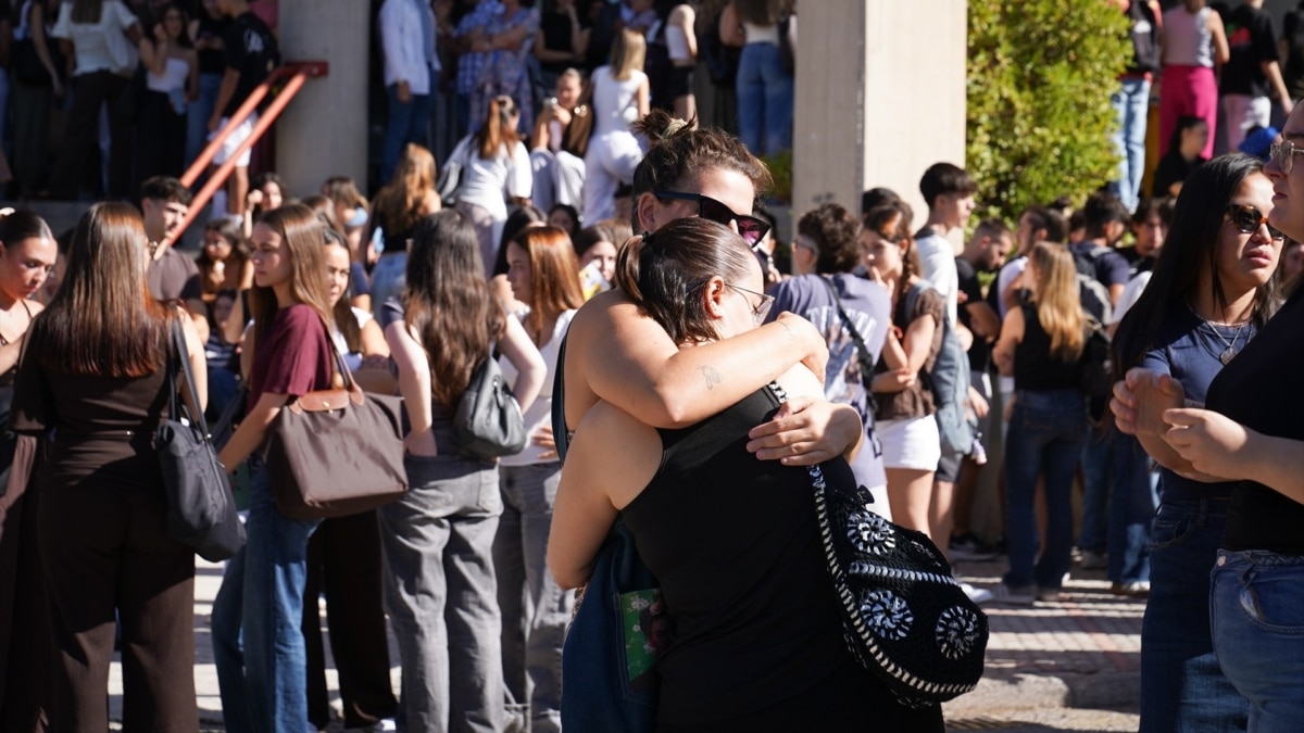 Participantes en el minuto de silencio convocado por la Universidad de Granada en memoria de la estudiante Claudia Tacoronte Aguilera