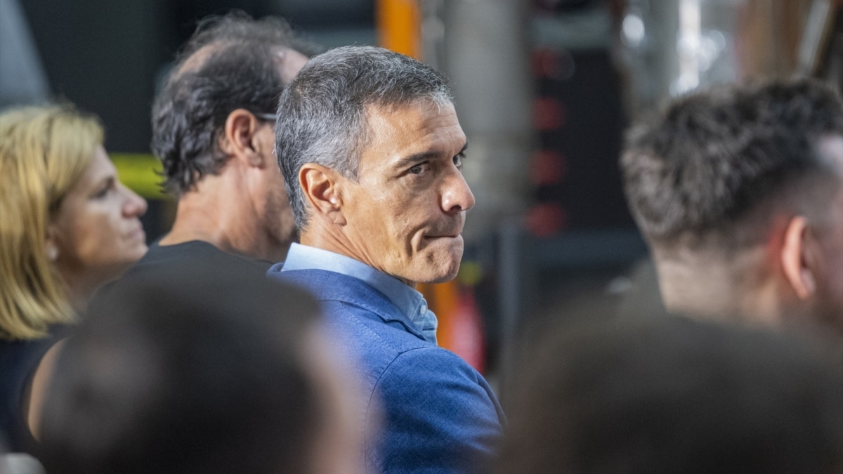 El presidente del Gobierno, Pedro Sánchez (c), visita las instalaciones de la empresa aeroespacial PLD Space, a 10 de septiembre de 2026