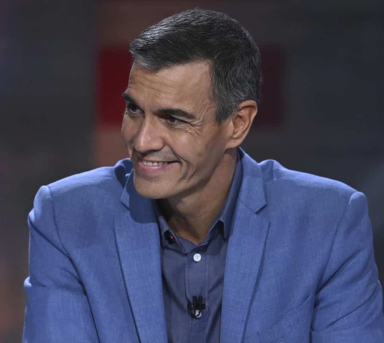 Sánchez, folclórica contra la realidad