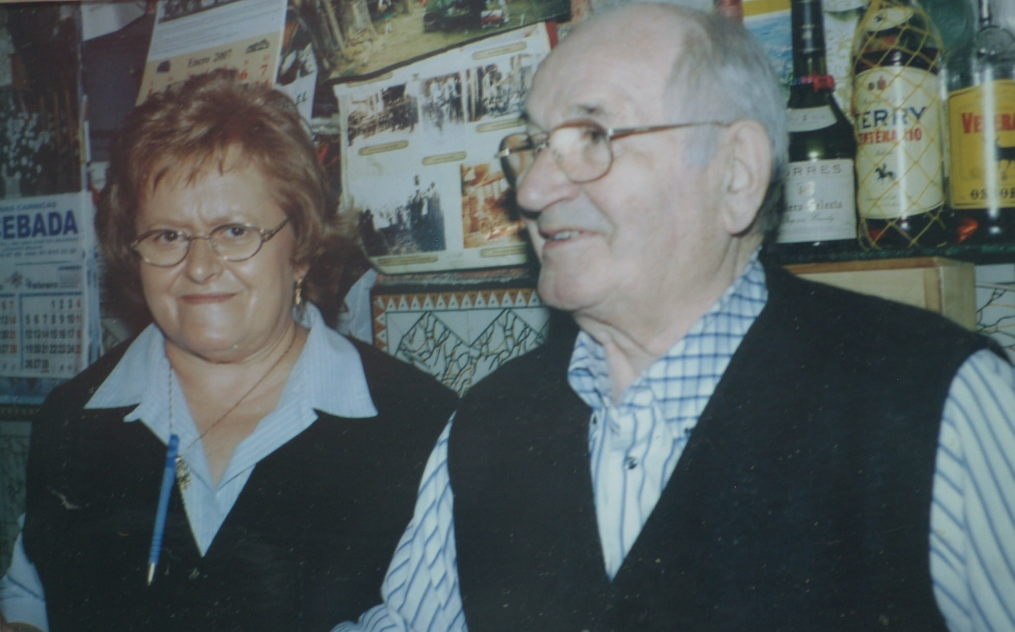 María y Pepe detrás de la barra de La Copita Asturiana hace unos años.
