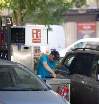 El petróleo toca máximos desde mayo por encima de los 105 dólares