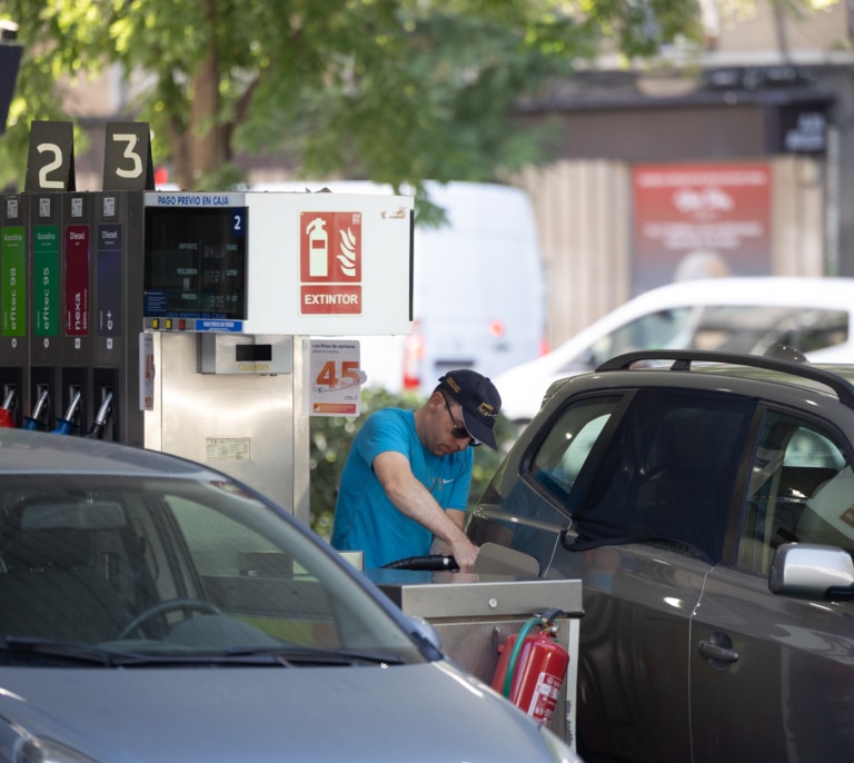 El petróleo toca máximos desde mayo por encima de los 105 dólares