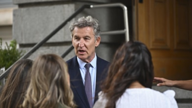 Feijóo viaja a Melilla para azuzar el pulso con Sánchez tras sus "silencios" y el desconcierto dentro del PSOE