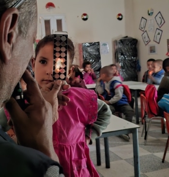 La batalla contra el desierto que roba la vista a los niños [...]