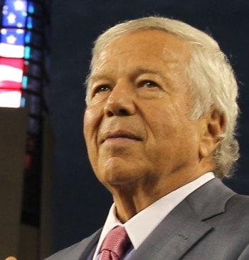 ¿Quién es Robert Kraft? El poderoso multimillonario que ha expulsado a Macklemore [...]